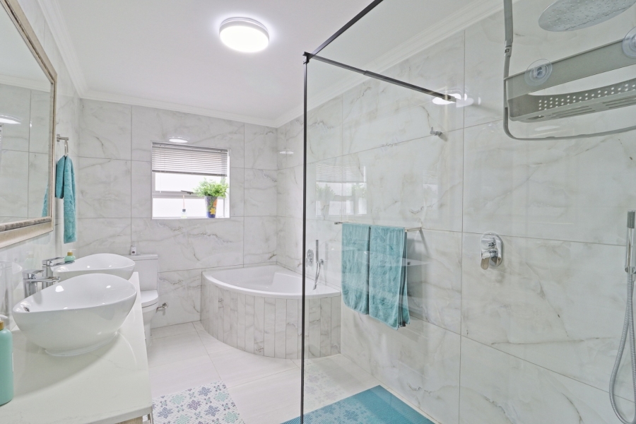 4 Bedroom Property for Sale in Monte Christo Western Cape